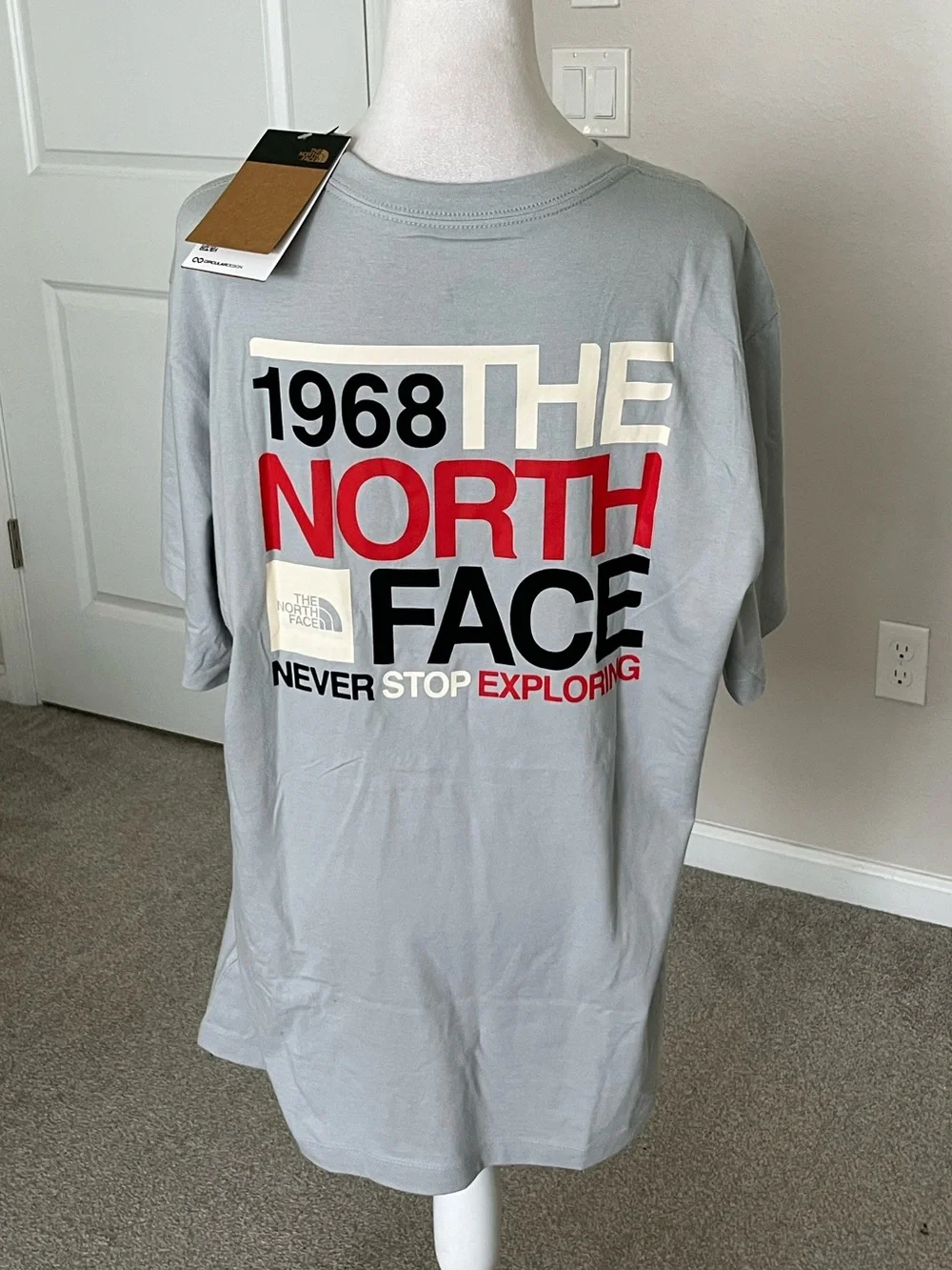 NWT The North Face Light Gray Short-Sleeve Graphic Logo Tee Size Large